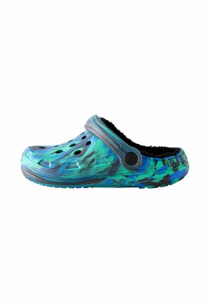 Clog cu un model marmorat albastru și verde, fabricat dintr-un material ușor, cu găuri de ventilație și o căptușeală din blană neagră pentru confort.