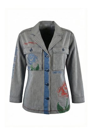 Gestreepte grijze jas met blauwe knoopsluiting, twee borstzakken, bloemmotieven en tekstdetails op de voorkant en mouwen.