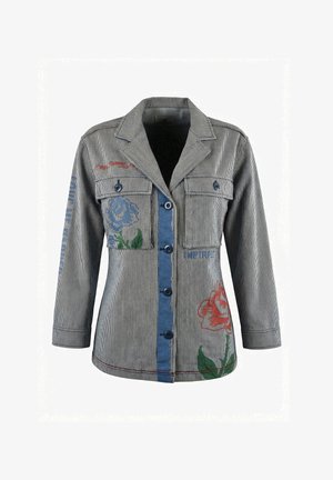 Gestreepte grijze jas met blauwe knoopsluiting, twee borstzakken, bloemmotieven en tekstdetails op de voorkant en mouwen.