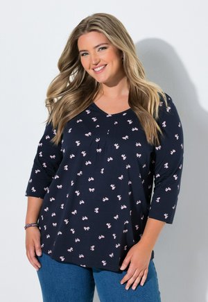Ulla Popken, RIBBON PRINT PINTUCKED 3/4 SLEEVE TEE - Langarmshirt - marine