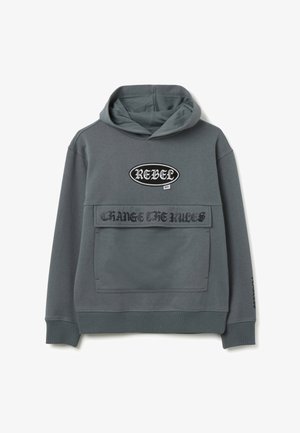 Grijze hoodie met een voorkruiszak, een "REBEL" patch en de tekst "CHANGE THE RULES", gemaakt van zacht materiaal met ribgebreide manchetten.