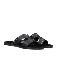 Zwarte slide-sandalen met een bovenwerk van gestructureerd leer, met twee kruisingen van banden versierd met zilveren studs en een platte zool.