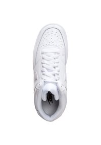 Vitaid sportssko med en texturerad läderöverdel, perforerad tå, vadderad krage och platta snören. Har en diskret logotyp på tungan.