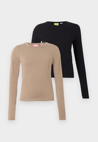 Langärmlige Oberteile in Beige und Schwarz, mit runden Ausschnitten, glatter Textur und tailliertem Design. Etiketten sind an den Ausschnitten sichtbar.