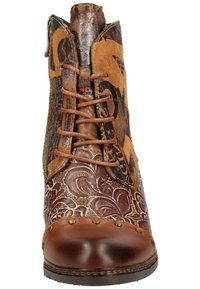 Bruine leren enkelboot met een bloemenreliëfdesign, tan accenten, groene stitching en een zijrits. Ronde neus met studs.