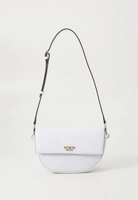 Borsa a tracolla bianca a mezzaluna con tracolla nera regolabile e logo dorato "GUESS" sulla patta anteriore, su sfondo chiaro semplice.