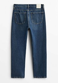 Mörkblå denimjeans med rak passform, med två bakfickor, fransad fåll och en vit etikett på midjan.