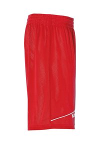 Rote, atmungsaktive Sportshorts aus Mesh mit einem elastischen Bund, seitlichen Nahtdetails und einem weißen Logoakzent an der unteren Vorderseite.
