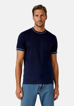 Marineblauwe T-shirt met korte mouwen en een ronde halslijn, afgewerkt met een lichtblauwe bies. Gemaakt van zacht materiaal, met een slanke pasvorm en een minimalistisch ontwerp.