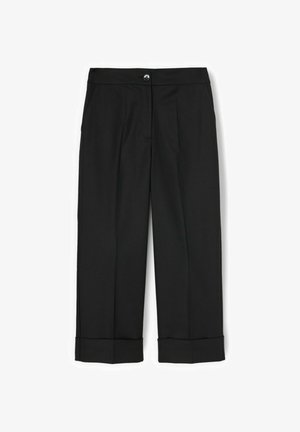 Zwarte op maat gemaakte cropped broek met omgeslagen zomen, knoopsluiting aan de voorkant en zijzakken, weergegeven op een witte achtergrond.