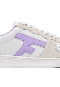 Witte leren sneaker met paarse suède accenten. Heeft een groot paars logo, ronde neus, vetersluiting en geperforeerde zijdetails.