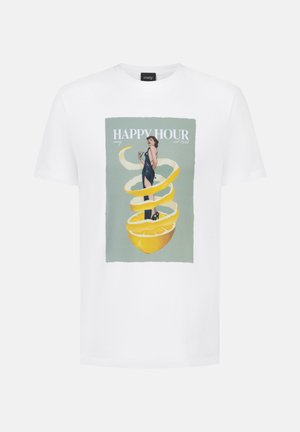 Frau in schwarzem Kleid hält ein Getränk und steht innerhalb einer spiralförmigen Zitronenschale, darüber der Schriftzug "HAPPY HOUR" auf einem weißen T-Shirt.