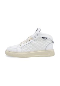Sneaker alte realizzate in pelle trapuntata bianca con suola in gomma crema, dotate di lacci beige e un dettaglio argentato sul tallone.