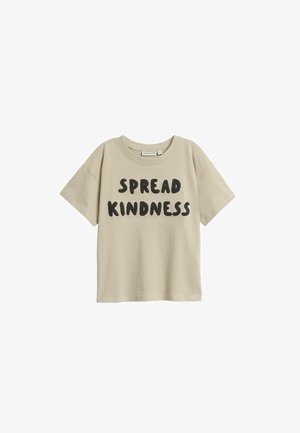 Beige bomulds t-shirt med korte ærmer og en rund halsudskæring. På forsiden står der "SPREAD KINDNESS" i fede, mørke bogstaver.