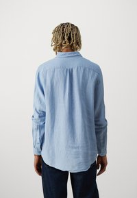 GAP Ing - distant blue
