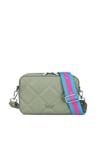 Zelená prošívaná obdélníková crossbody taška se stříbrnými zipy a odnímatelným modro-růžovým nastavitelným popruhem.