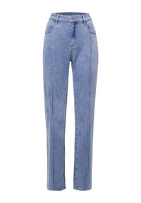 Jeans de mezclilla azul claro con una cintura alta, perneras rectas y costuras en contraste. Presentan bolsillos frontales y un cierre de botón plateado.