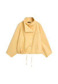 Hellgelbe, locker sitzende Jacke mit hohem Kragen, Druckknöpfen, zwei Vorder- taschen und verstellbarem Kordelzug am Saum.