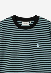 Camiseta a rayas en azul claro y negro, con cuello negro acanalado y pequeño logotipo bordado en el lado izquierdo del pecho.