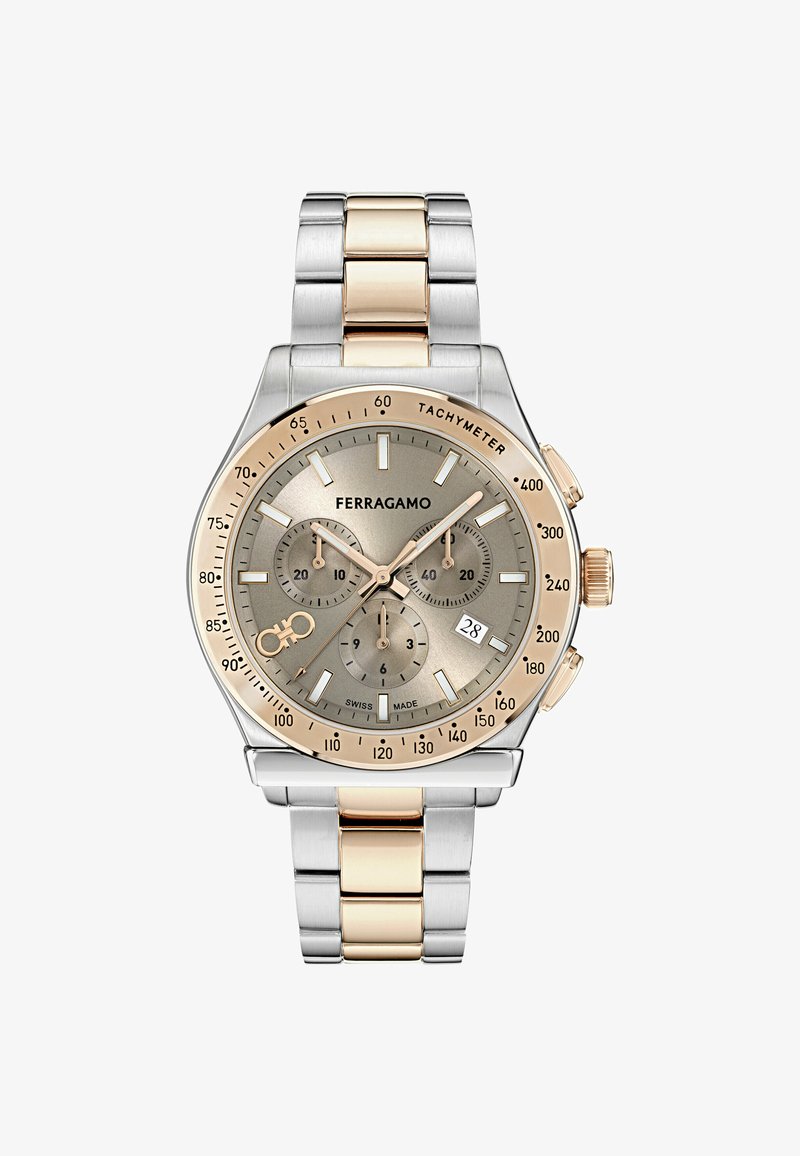 Reloj cronógrafo para hombre de Ferragamo con pulsera de metal plateada y dorada, bisel taquímetro, tres subesferas y fecha en las 4 en punto.