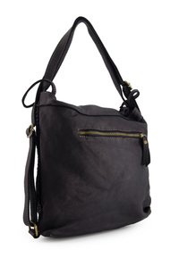 Czarna skórzana torebka z zamkiem błyskawicznym na froncie, teksturowanym wykończeniem i jednym paskiem na ramię z kontrastowym przeszyciem.