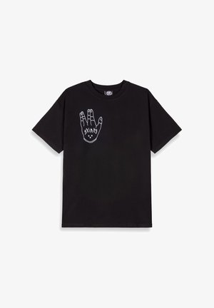 Zwarte katoenen t-shirt met korte mouwen, voorzien van een witte handgrafiek en tekstontwerp op de borst. Ronde halslijn, ontspannen fit.