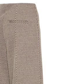 Gros plan d’un tissu beige et marron rayé avec une poche fendue horizontale sur un vêtement, probablement un pantalon ou un blazer.
