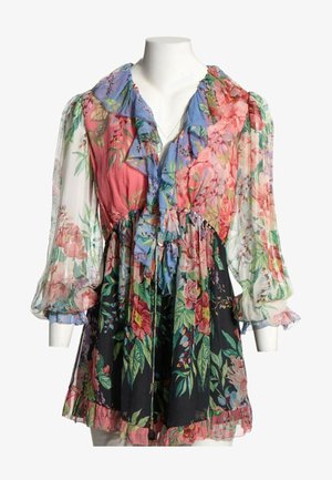 Robe courte multicolore à fleurs avec manches ballons transparentes, col volanté et taille cintrée, présentée sur un mannequin blanc.