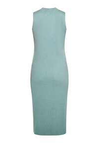 Gebreide, mouwloze midi-jurk in licht teal. Kenmerkt zich door een ribbeltextuur, hoge hals en getailleerde silhoëtte. Einde net onder de knie.