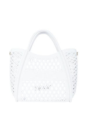 Borsa bianca con motivo a griglia, manici arrotondati e design a maglia aperta su sfondo semplice.