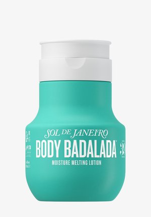 Turkis bodylotionflaske med hvid hætte mærket "Sol de Janeiro Body Badalada Moisture Melting Lotion" og størrelse 1,8 fl oz.