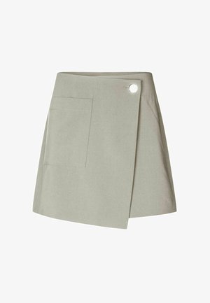 Falda envolvente de color gris claro con un bolsillo lateral y un detalle de botón circular. Fabricada con una tela suave, presenta un diseño limpio y minimalista.