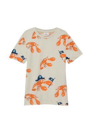 Beige shirt met korte mouwen, bedrukt met oranje kreeften die donkerblauwe piratenhoeden dragen en donkerblauwe piratenvlaggen vasthouden over de stof.