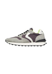 Sneaker in suede grigio con accenti in tessuto viola scuro, lacci neri, logo bianco e colletto verde neon. Suola in gomma con un motivo testurizzato.
