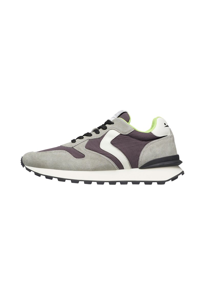 Sneaker in suede grigio con accenti in tessuto viola scuro, lacci neri, logo bianco e colletto verde neon. Suola in gomma con un motivo testurizzato.