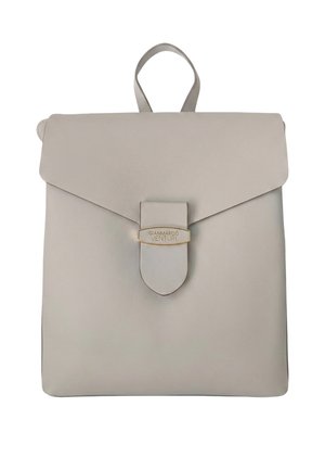 Hellbeiger Leder-Rucksack mit Klappenverschluss und kleinem Griff, mit einer goldenen Logo-Plakette mit der Aufschrift "GIANMARCO VENTURI."