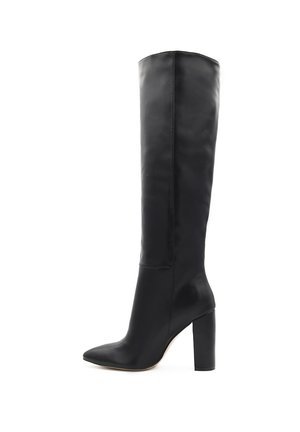 Stivale nero al ginocchio realizzato in pelle liscia, presenta una punta appuntita e un tacco spesso per maggiore stabilità. Design elegante e semplice senza decorazioni.