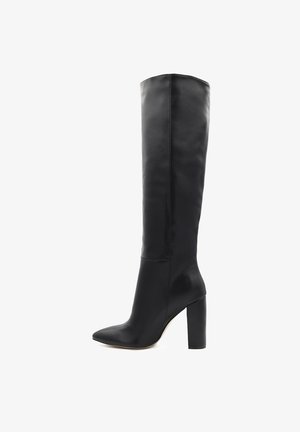 Stivale nero al ginocchio realizzato in pelle liscia, presenta una punta appuntita e un tacco spesso per maggiore stabilità. Design elegante e semplice senza decorazioni.