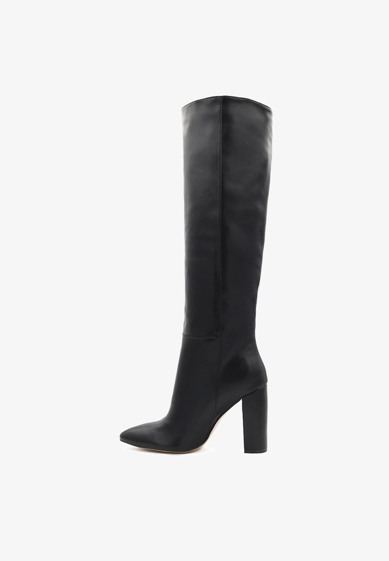 Stivale nero al ginocchio realizzato in pelle liscia, presenta una punta appuntita e un tacco spesso per maggiore stabilità. Design elegante e semplice senza decorazioni.