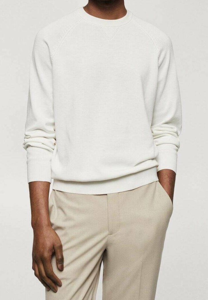 Maglione bianco a maniche lunghe con scollatura rotonda e orlo a coste, abbinato a pantaloni beige. Il tessuto sembra morbido con una sottile trama.
