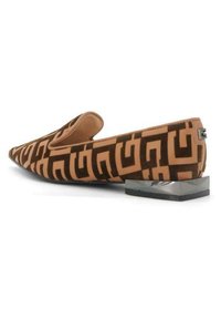 Scarpe flat con motivo marrone e cammello, dotate di un basso tacco quadrato metallico e una parte superiore in tessuto liscio con design geometrici.