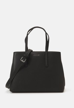 Borsa tote nera realizzata in materiale sintetico liscio, con due manici superiori e una tracolla staccabile. Logo argentato sul fronte.
