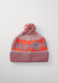 Gorro de malha em laranja brilhante e cinza claro, com um padrão riscado texturizado, uma dobra em canelado na parte inferior e um pompom no topo.
