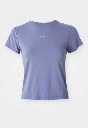 Svijetloplavi ženski kratkotrajni majica s kratkim rukavima, s malim bijelim Nike logotipom smještenim ispod dekoltea.