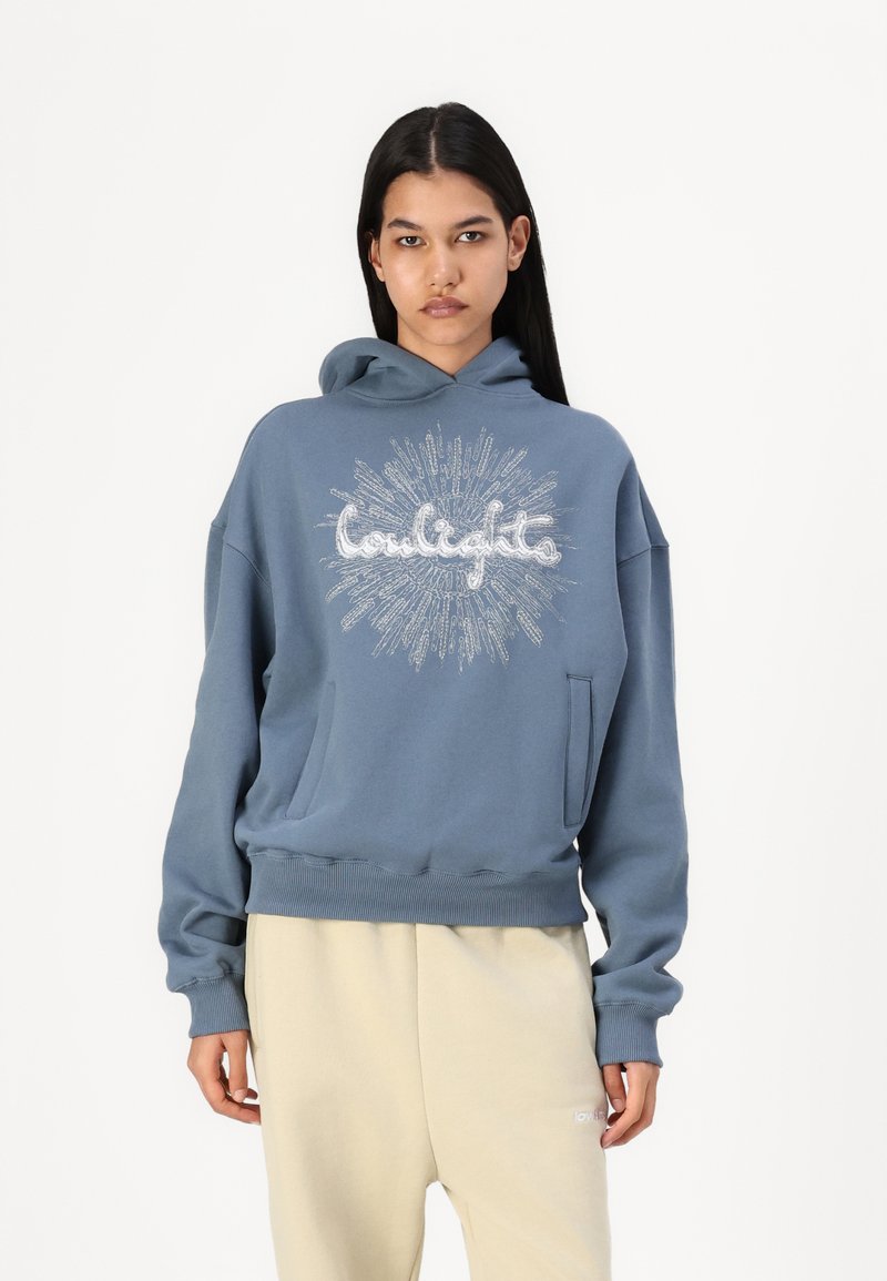 Fleece azul com um grande gráfico branco a dizer "loulights" num design de explosão. Apresenta um bolso canguru e punhos canelados.
