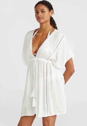 Weißer Kimono-Style Überwurf mit tiefem V-Ausschnitt, gerafftem Taillenzug, kurzen Ärmeln und Spitzenakzenten entlang der Kanten.