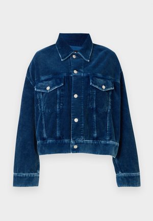 Veste cropped en velours côtelé bleu avec un col à lapels, deux poches poitrine et des boutons-pression en argent. Des bandes verticales texturées sont bien visibles.