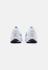 Nike Performance DOWNSHIFTER 13 - Laufschuh Straße - white/black/star blue/green strike/light armoy blue/platinum tint
