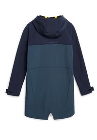 Veste résistante à l'eau de couleur bleu foncé avec une capuche, dotée d'un panneau contrastant de couleur bleu clair et de sangles de poignet ajustables.