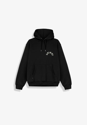 Schwarzer Kapuzenpullover mit Vordertasche und weißem, links auf der Brust gebogenem "GRIMEY"-Schriftzug, kombiniert mit Kapuze mit Kordelzug und gerippten Bündchen.